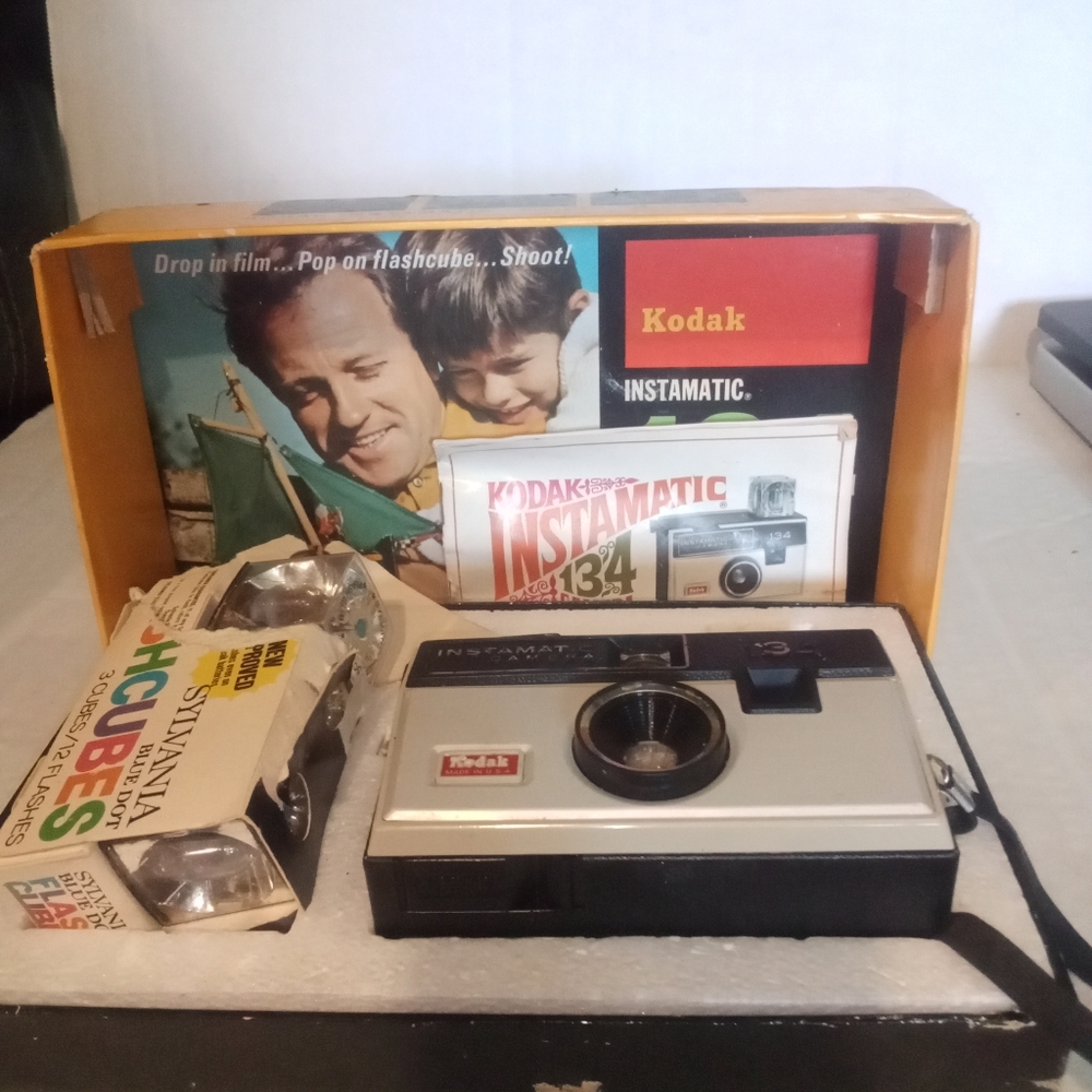 Kodak Instamatic 134 Color Outfit Flashcubes A134R Camera, BROKEN AS IS